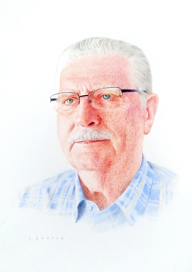 Retrato por encomenda a lápis de cor de um senhor de idade com óculos.
