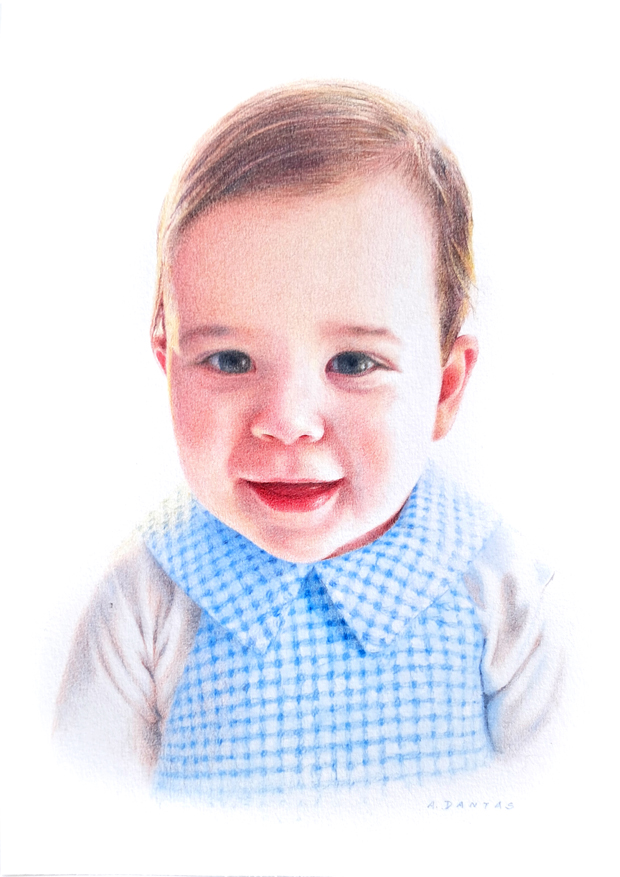 Retrato por encomenda a lápis de cor de um bebé a sorrir com um fato azul.