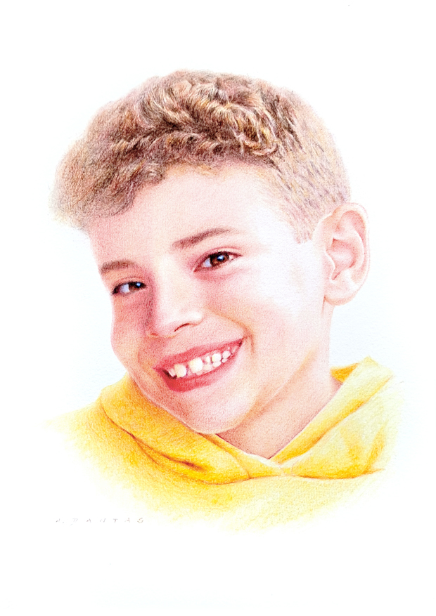 Retrato por encomenda de um rapaz a sorrir com uma camisola amarela feito a lápis de cor.